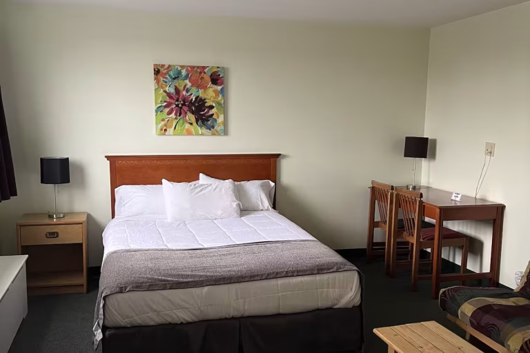 Basic Room, Queen Bed and Futon